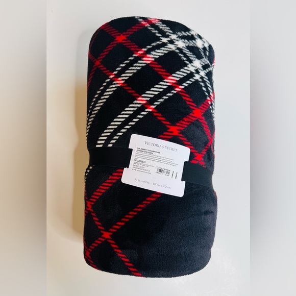 Victoria's Secret Black and Red Plaid Cozy Plush Fleece Throw Blanket NWT - Picture 4 of 7